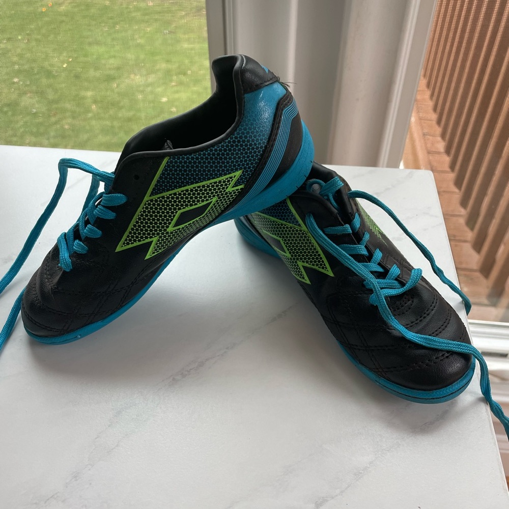 Girls Lotto indoor soccer shoes (no cleats on bottom)